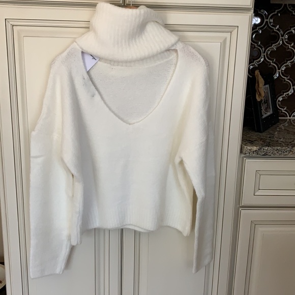 Open Back Ivory Turtleneck Sweater - Picture 4 of 8